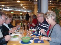 Vännerna möts på båtmässan(Foto: Kjell)